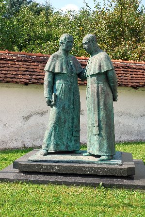bl. Anton Martin Slomšek in Franc Kosar, kip ob župnijski cerkvi v Braslovčah, Braslovče