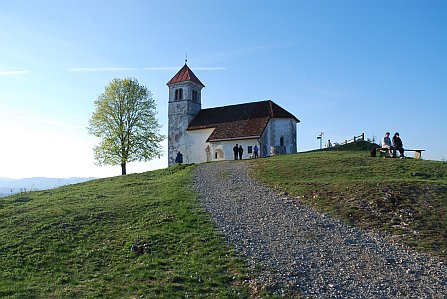 podružnična cerkev sv. Ane nad Preserjem na griču Šentan