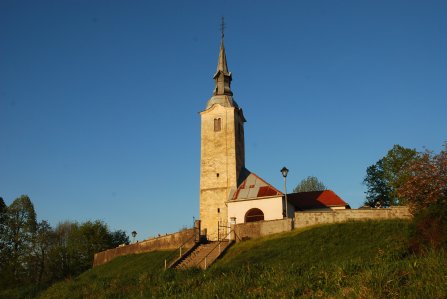 Podružnična cerkev Žalostne Matere Božje v Bušeči vasi.