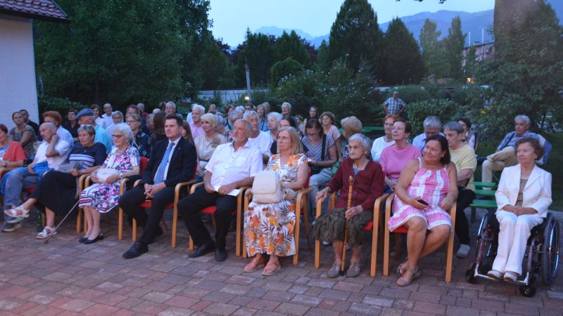 Številni udeleženci so uživali v prekrasnem večeru.