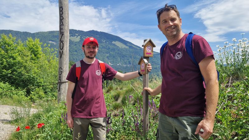 Brezniška organizatorja pohoda ob oznakah Vovkove poti: Klemen Eržen (desno) in Benjamin Grubar. FOTO: Katarina Ropret