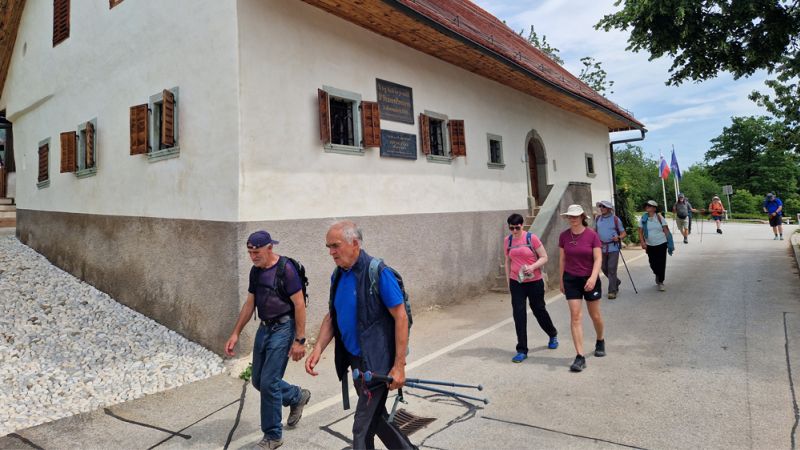 Mimo obnovljene rojstne hiše Franceta Prešerna in Antona Vovka v Vrbi. FOTO: Katarina Ropret