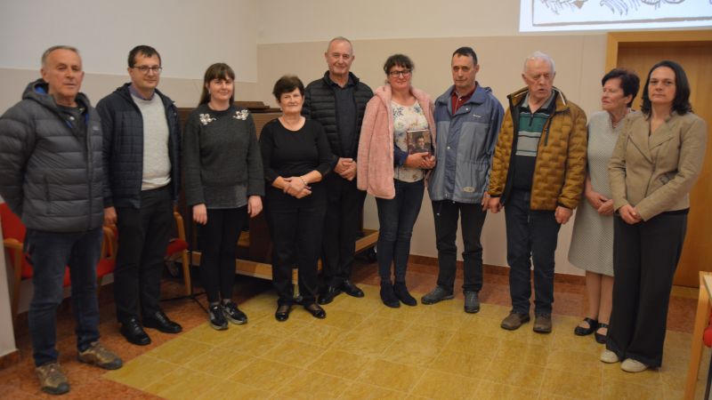 Sorodniki akademika Franceta Steleta so bili zelo hvaležni akademiku Milčku Komelju za vse, kar je povedal o najpomembnejšem Tunjičanu. FOTO: Jožef Pavlič