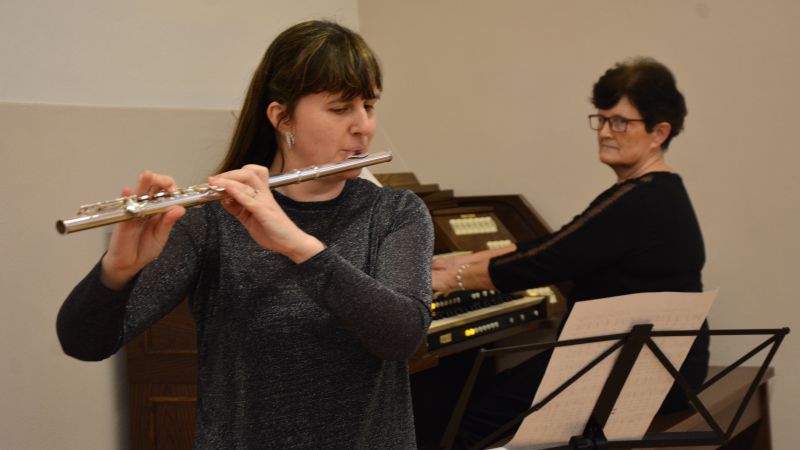 Kulturni dogodek sta glasbeno polepšali prof. Olga Stele in njena hči Marija. FOTO: Jožef Pavlič