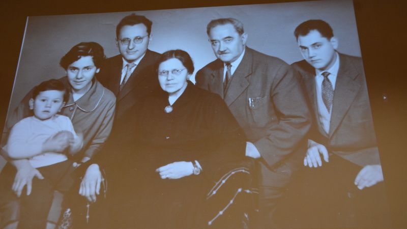 Fotograf France Stele z Gore je pokazal več dokumentarnih fotografij o znamenitem sorodniku in njegovi družini ter Birtovih iz Tunjic. FOTO: Jožef Pavlič