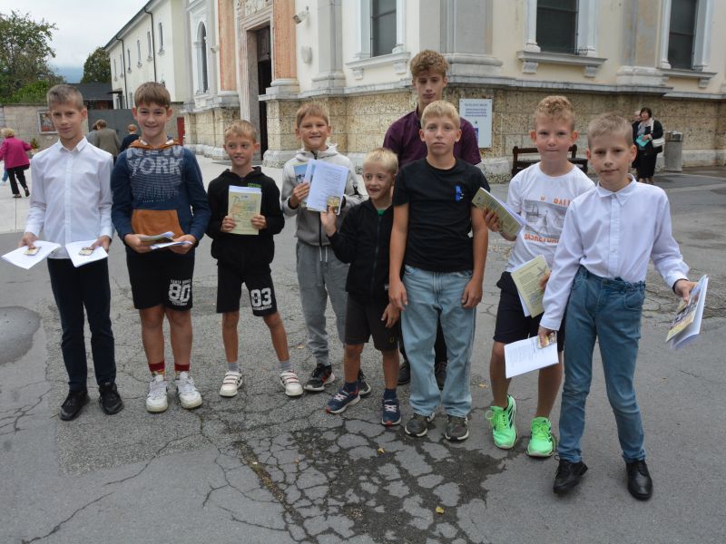 Mladi iz Starega trga v Loški dolini so pomagali pri razdeljevanju gradiva. FOTO: Jože Pavlič
