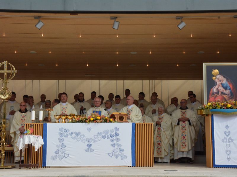 Nadškofu Zoretu se je pri maši pridružil ljubljanski pomožni škof dr. Franc Šuštar in več deset duhovnikov. FOTO: Jože Pavlič