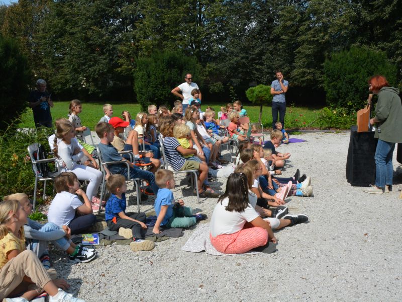 Dragica Ropret Žumer je številne otroke pritegnila s pravljicami o živalih Kamišibaj gledališča. FOTO: Jože Pavlič