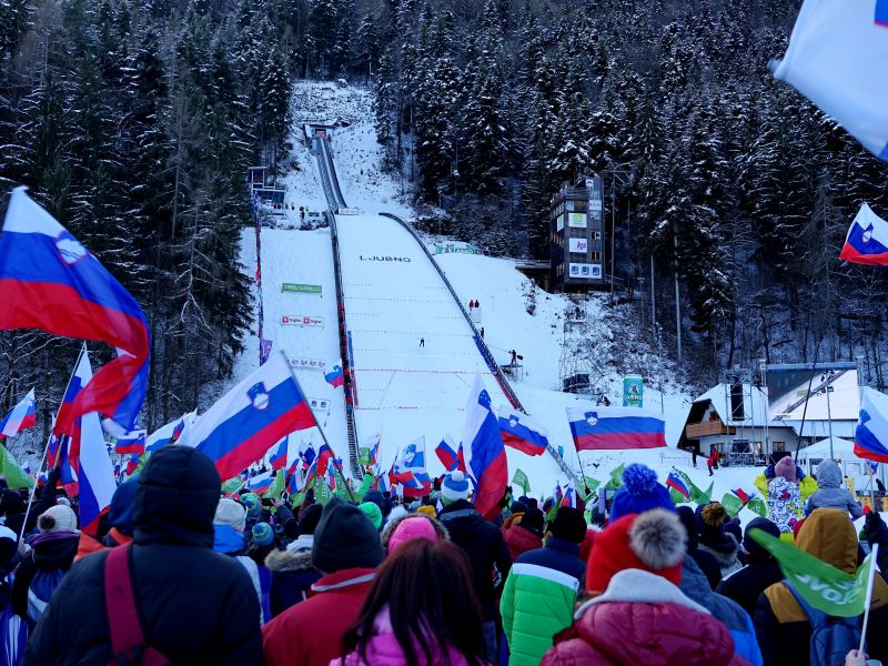 Slovenske zastave so zavihrale ob nastopih Slovenk. FOTO: Jože Potrpin