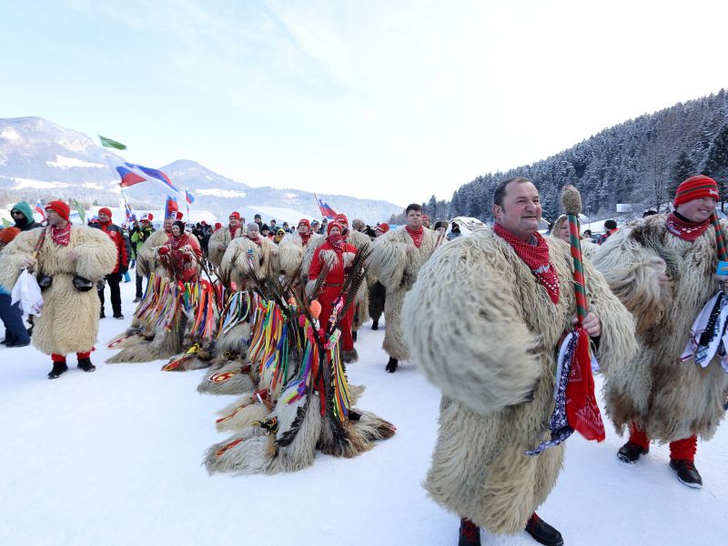Tradicionalno so prišli navijat tudi kurenti. FOTO: Jože Potrpin