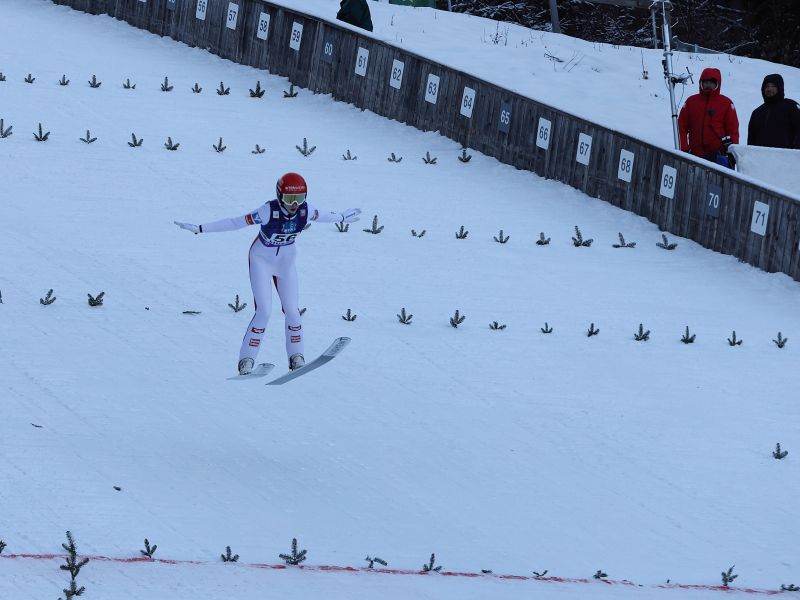 Lisa Eder je upala na svojo prvo zmago v svetovnem pokalu, a na koncu za točko zaostala za Niko Prevc. FOTO: Jože Potrpin