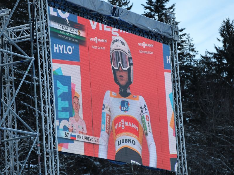 Pred nastopom Nike Prevc je med navijači zavrelo. FOTO: Jože Potrpin