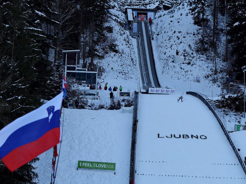 Nika Prevc je poskrbela za novo zmago in navdušila množico. FOTO: Jože Potrpin