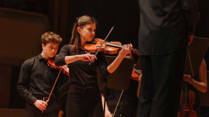 Godalni orkester je odprl večer s Suito v starem slogu Alfreda Šnitkeja. FOTO: Matic Dolenc