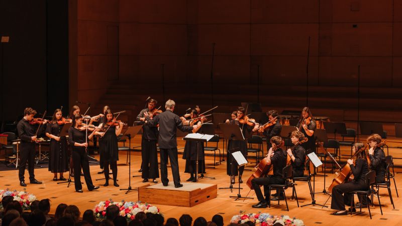 Godalni orkester Glasbene šole Matije Tomca z dirigentom Damijanom Močnikom in mentorjem Žigom Faganelom. FOTO: Matic Dolenc