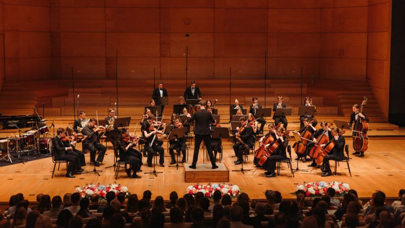 Orkester Simfonija 23 je pod vodstvom dirigenta Mihe Zupanca Kovača izvedel Slovanski ples št. 8, op. 46 Antonina Dvořáka in Madžarski ples št. 3 v d-molu Johannesa Brahmsa. FOTO: Matic Dolenc