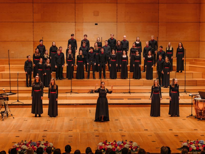 Študentski zbor sv. Stanislava je k petju antifone Da pacem, Domine povabil tudi občinstvo v dvorani. FOTO: Matic Dolenc