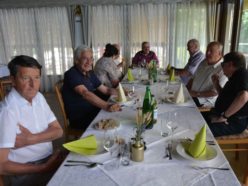 Začeli smo z bratsko pogostitvijo. FOTO: Jožef Pavlič