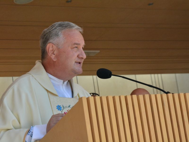 V imenu organizatorjev romanja revije Ognjišče je romarje na začetku maše pozdravil urednik Božo Rustja. FOTO: Jožef Pavlič