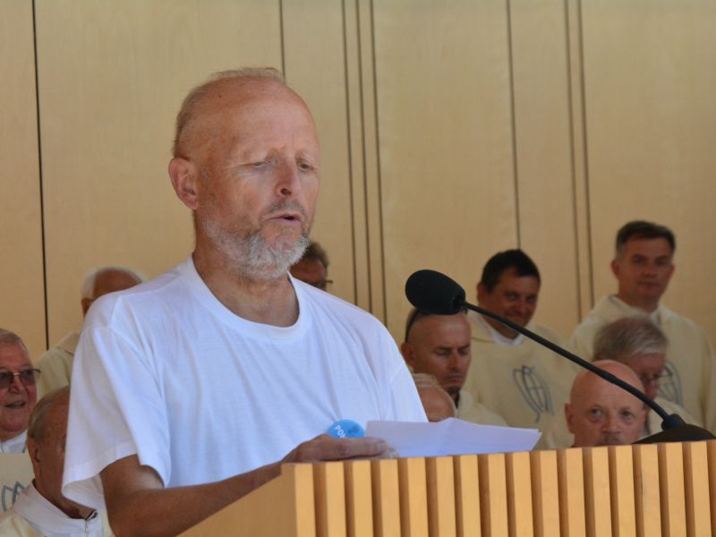 Prvo berilo je prebral Anton Selan, ki je tokrat že 50-tič pomagal pri romanju bolnikov, invalidov in ostarelih na Brezje. FOTO: Jožef Pavlič