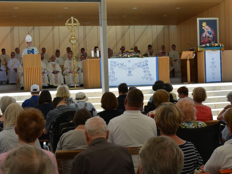 Somaševanje je vodil in pridigal murskosoboški škof msgr. dr. Janez Kozinc. FOTO: Jožef Pavlič