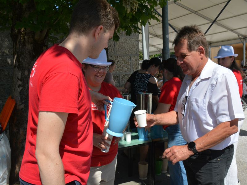 Člani Mlade karitas so stregli s čajem, vodo in kavico. FOTO: Jožef Pavlič