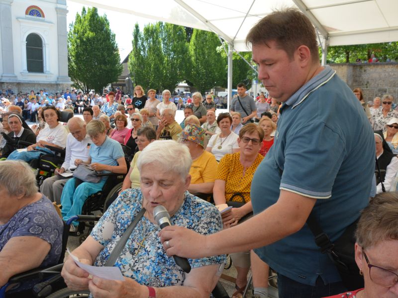 Pri izrekanju darovanjskih prošenj. FOTO: Jožef Pavlič