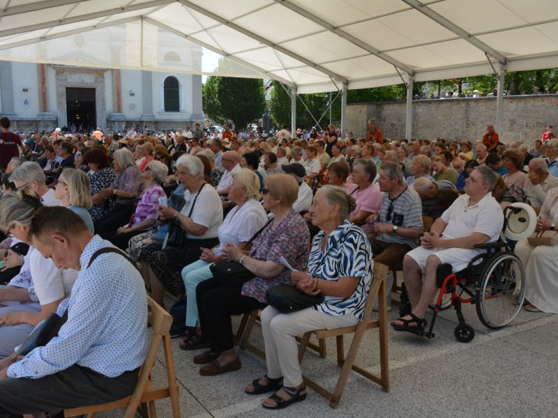Množica romarjev med mašo na trgu pred brezjansko baziliko. FOTO: Jožef Pavlič
