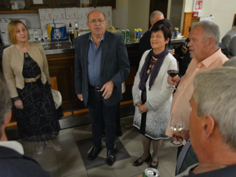 Članom Okteta Suha so se pri petju pesmi Rož, Podjuna, Zila v preddverju dvorane pridružili solistka Francka Šenk in drugi pevci in pevke. FOTO: Jožef Pavlič
