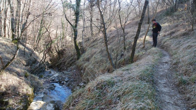 Pot med Jurjevo in Miškotovo jamo, pred katero je naravni most