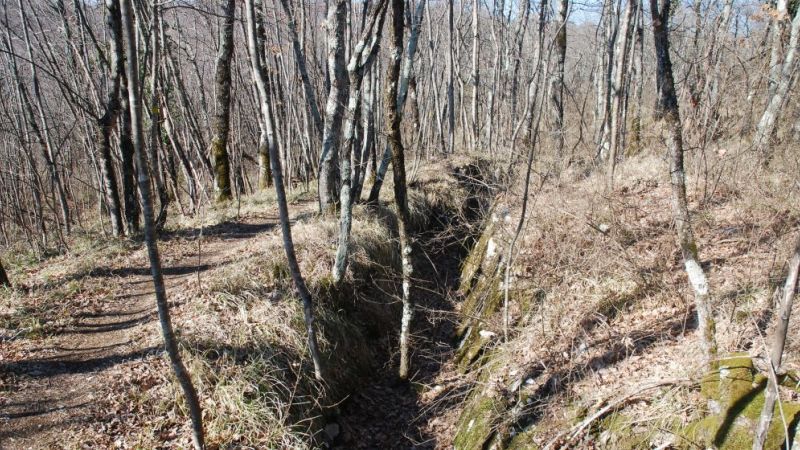 Pred vrnitvijo v Ocizlo vidimo še kaverne, strelski jarek in druge ostaline iz prve svetovne vojne