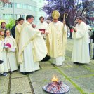 Škof Peter Štumpf blagoslovil ogenj in prižgal svečo