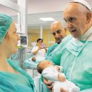 Papež Frančišek nepričakovano obiskal poporodni oddelek