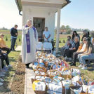 Prvi blagoslov velikonočnih jedi pri romski kapeli v Vanči vasi