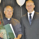 Župnik prejel zlati grb Občine Dobrova