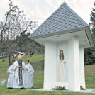 Pr’ Španovih nadškof Uran blagoslovil kapelo