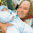 Starka z dojenčkom na papeževi podobici