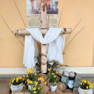 Križ pred cerkvijo v Gaberju