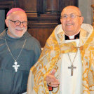 P. Kmetec prejel škofovski križ in pokrivalo